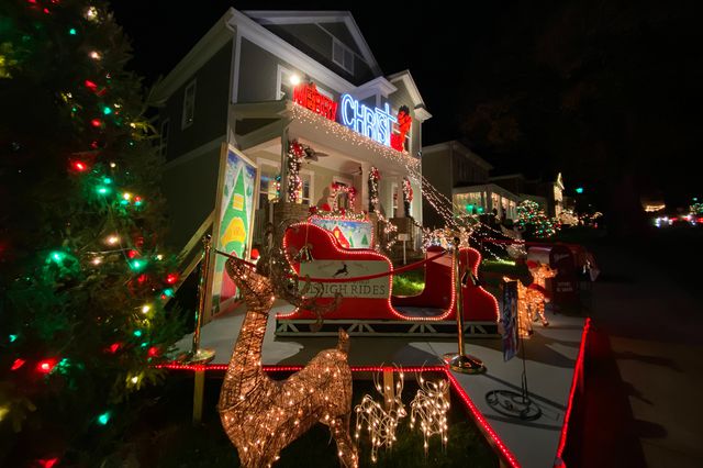 TAL-homes-night-christmastown-usa-mcadenville-north-carolina-NCXMASTOWN1223-d7175aaae69a48eabda2656416bbc30d - McAdenville se transforma en un fantástico paraíso navideño cada invierno, así es visitarlo