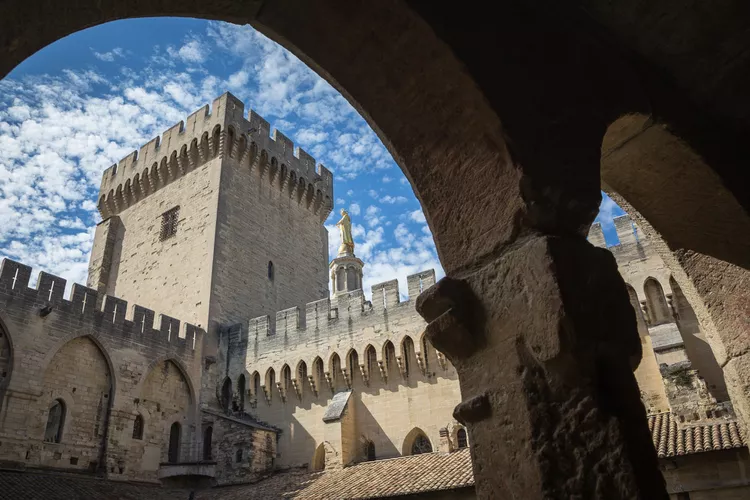 TAL-inside-palace-of-the-popes-AVIGNONFR1223-a64ca5d197504206b622ad06a6b669ed - Aviñón: un palacio histórico, deliciosa comida y uno de los hoteles más antiguos