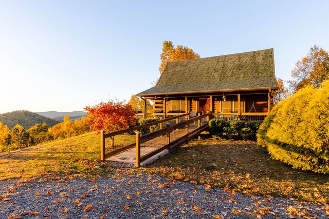 TAL-mountain-top-cabin-bostic-north-carolina-ADAPTVBNB1223-56f10dc8c94e4aee93199d939589f710 - Estos 3 Airbnbs accesibles son los más deseados en las listas