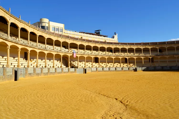 TAL-plaza-de-toros-RONDASP1123-35b51fe188da4858b1b50316986ccbc6 - La "ciudad de los sueños" de España cuenta con impresionantes vistas a la montaña, hermosos hoteles y restaurantes con estrellas Michelin