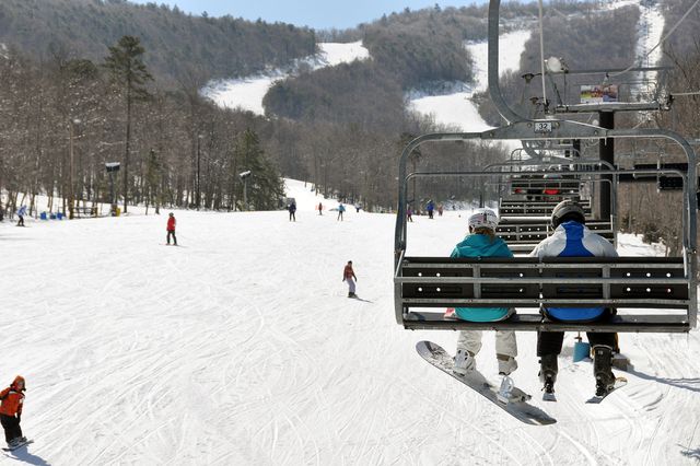 TAL-ski-lift-massanutten-resort-virginia-SKIHOUSEVA1223-c033a658ada84308af5c33a8443711d7 - Este destino turístico de Virginia es uno de los mejores lugares para comprar una casa de esquí y está al lado de un Parque Nacional