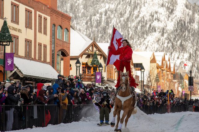 TAL-skijoring-snowdays-festival-banff-CANSNOWFEST1223-832453bd0cac40f3a72aff5da5ead57d - Este festival canadiense transforma el Parque Nacional Banff y el lago Louise en un paraíso invernal, con esculturas de nieve gigantes, skijoring y paseos en trineo