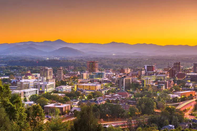 TAL-skyline-asheville-north-carolina-SEDONASOUTH1223-21c53dbc740a4bd8963b8beb8ea45e1a - Esta ciudad de Carolina del Norte se llama "la Sedona del Sur". Este es el motivo