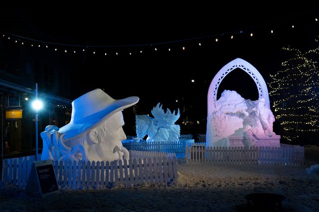TAL-snow-sculptures-snowdays-festival-banff-CANSNOWFEST1223-279f0dacd443460a91162a6663f28008 - Este festival canadiense transforma el Parque Nacional Banff y el lago Louise en un paraíso invernal, con esculturas de nieve gigantes, skijoring y paseos en trineo