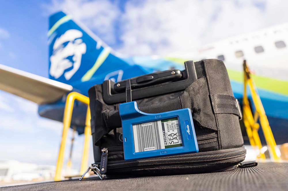 TAL-suitcase-alaska-airlines-plane-AKAIRBAGFEE1223-7c7865436d0b4c9591a450fb1b78818e-1000x665 - Alaska Airlines aumentará su tarifa de equipaje en 2024: lo que debes saber para tu próximo vuelo