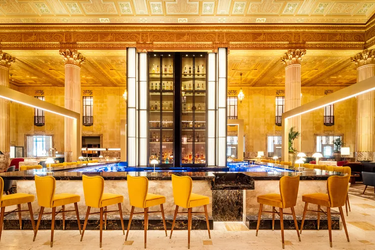 TAL-the-national-hotel-great-hall-bar-okc-THENATAUTOKC0823-a0a0465635e34085b45dd6053ef559bf - Esta ciudad en Oklahoma debería estar en tu lista de viajes para 2024, junto con un nuevo hotel en un hermoso edificio de 1930