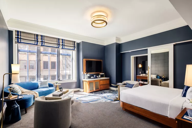 TAL-the-national-hotel-guest-room-okc-THENATAUTOKC0823-02346fe7aae445a48b8e7628a8cf8f0f - Esta ciudad en Oklahoma debería estar en tu lista de viajes para 2024, junto con un nuevo hotel en un hermoso edificio de 1930
