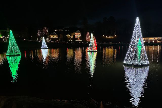 TAL-water-night-christmastown-usa-mcadenville-north-carolina-NCXMASTOWN1223-2ea22873a229482da41235fefaa5fa93 - McAdenville se transforma en un fantástico paraíso navideño cada invierno, así es visitarlo