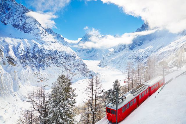 TAL-winter-train-montenvers-france-FRICECAVE1223-6c4f1ecc76c04e01afd9abed74348edb - Este es el glaciar más grande de Francia y tiene cuevas de nieve, un tren de gran elevación y una nueva góndola