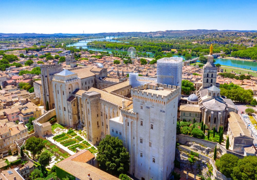 Aviñón: un palacio histórico, deliciosa comida y uno de los hoteles más antiguos