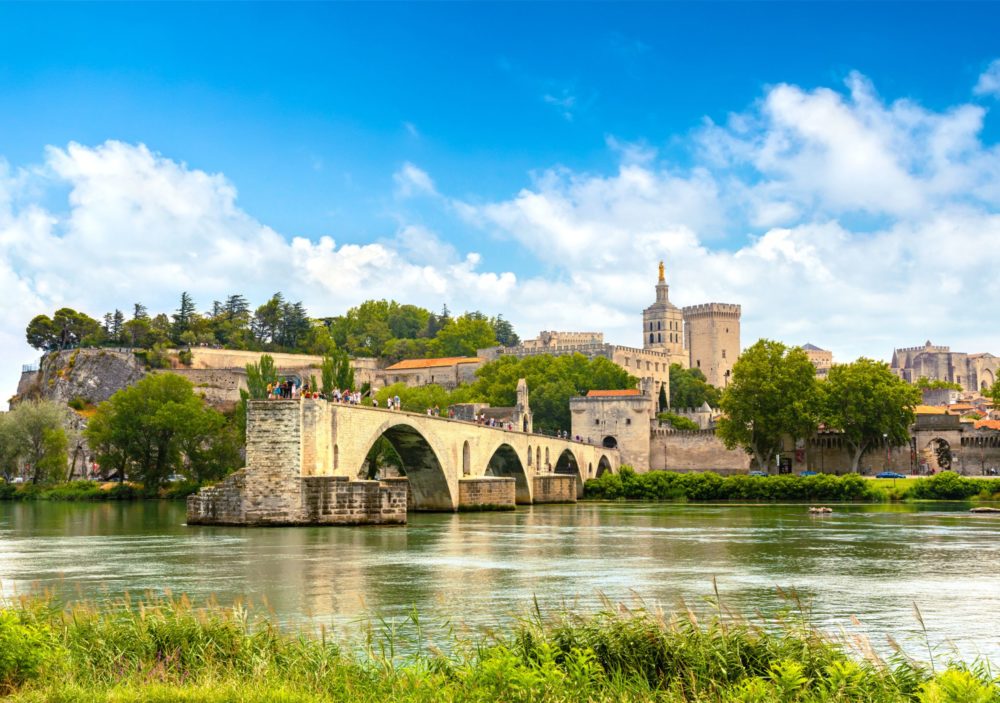 avinon-francia-verano-1000x703 - Aviñón: un palacio histórico, deliciosa comida y uno de los hoteles más antiguos