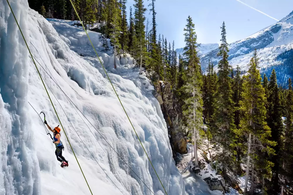 escalar-hielo-1000x667 - Cañón Maligne: un cañón mágico rodeado de impresionantes cascadas congeladas