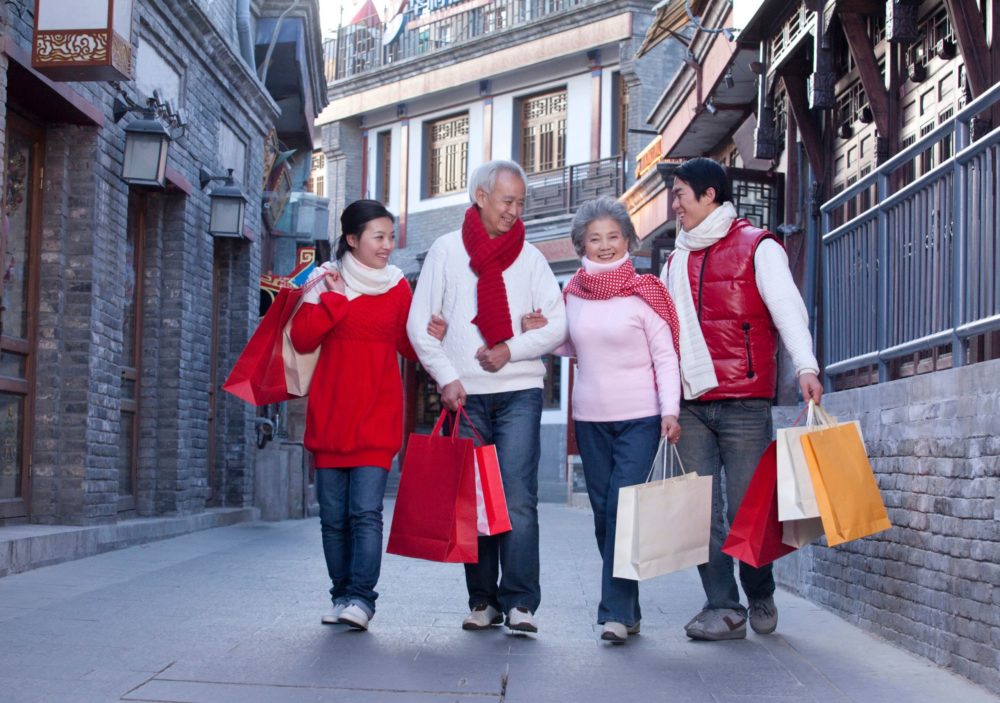 familia-de-compras-1000x703 - ¿Qué es el Boxing Day? El día “extra” a la celebración de Navidad 