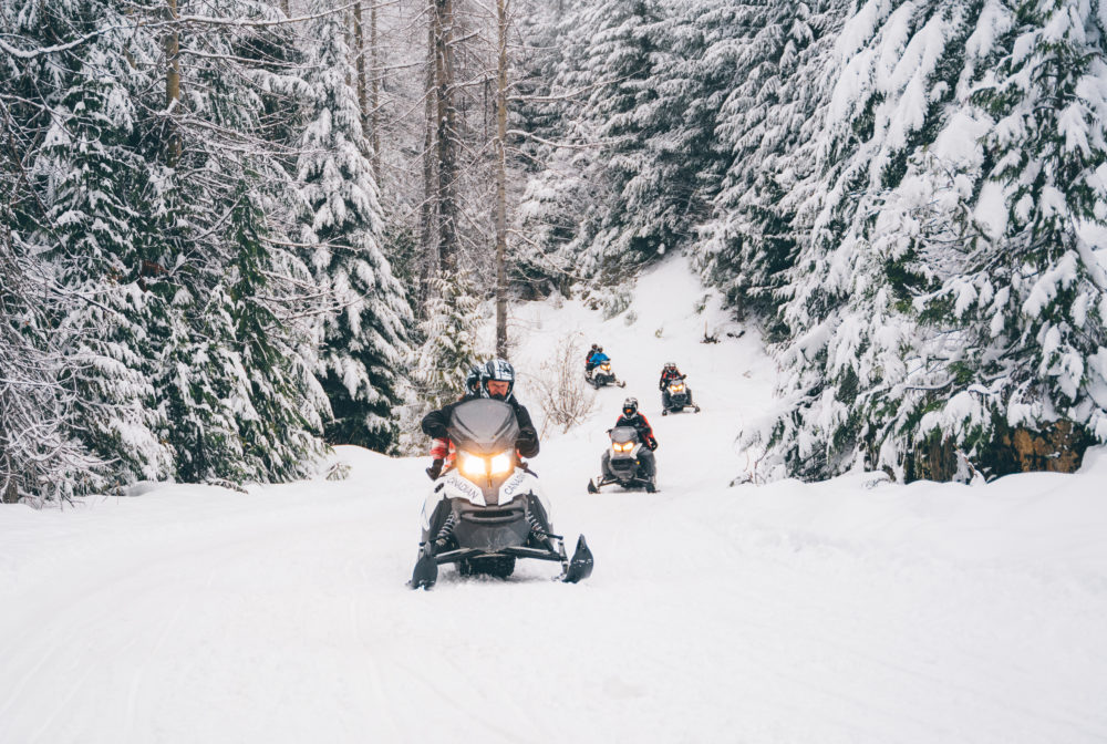 motos-nieve-1000x672 - 5 emocionantes aventuras invernales en el lado oeste de Canadá