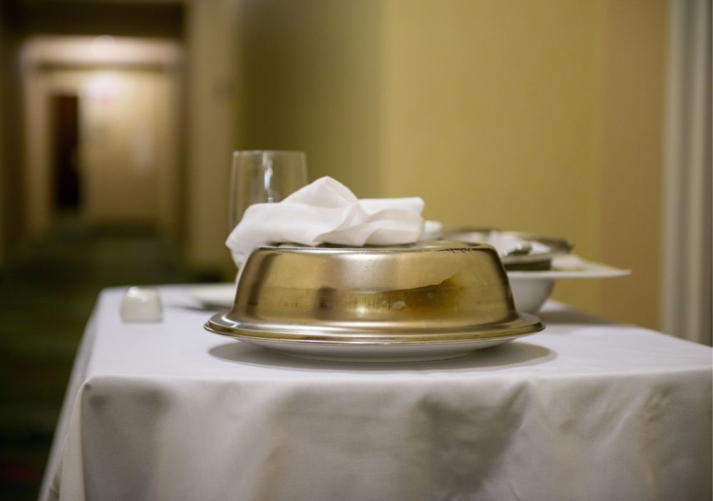 platos-sucios-1000x703 - Qué tan ordenada debes dejar tu habitación de hotel, según expertos en etiqueta