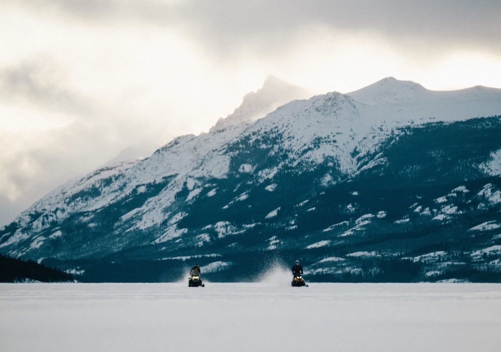 yukon-canada-actividades-nieve-1000x703 - Auroras boreales, naturaleza y adrenalina en el Norte de Canadá, ¿te atreverías?