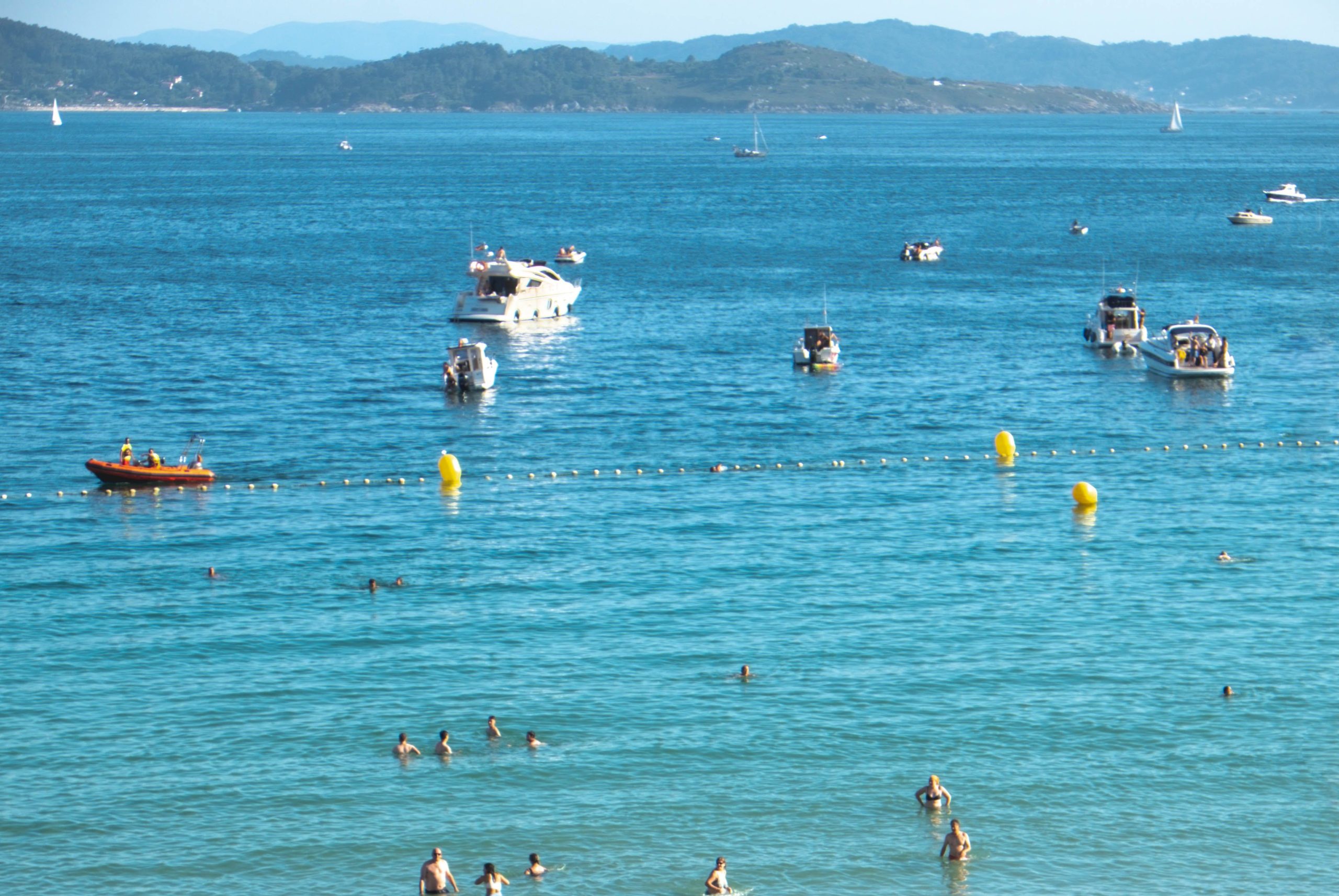 La playa escondida de Galicia con aguas cristalinas, arena fina y un hermoso bosque