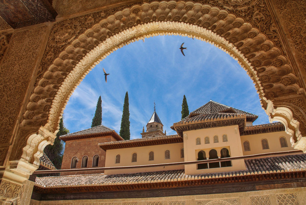 Alhambra-Por-Dentro-1000x670 - Guía de viaje: 5 lugares fantásticos para conocer en Granada