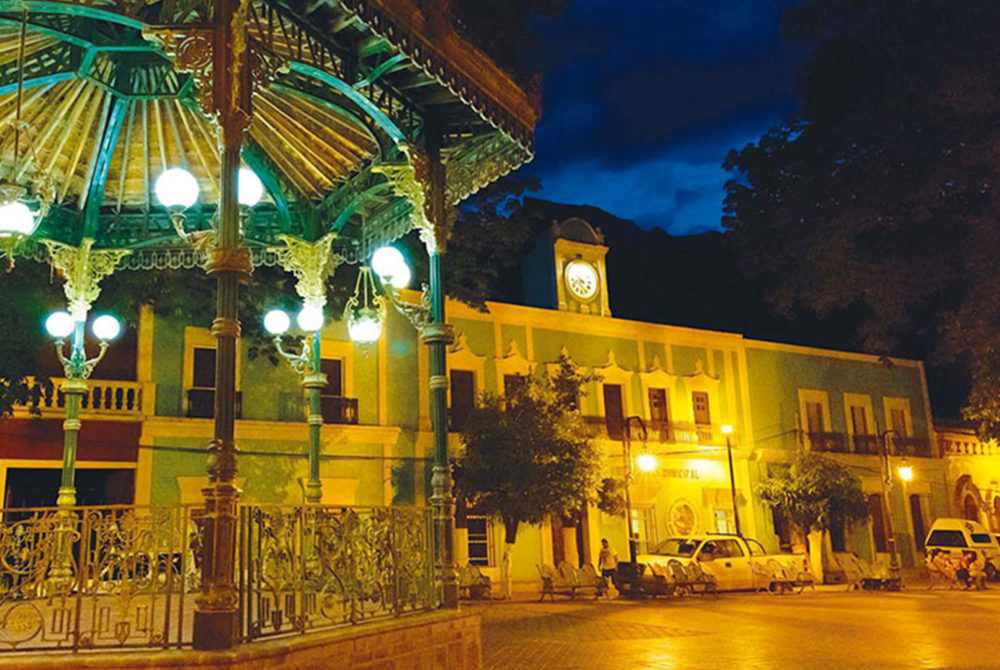 Batopilas-de-noche-1000x670 - El pequeño y remoto Pueblo Mágico rodeado de alucinantes montañas al que se accede por un sinuoso camino