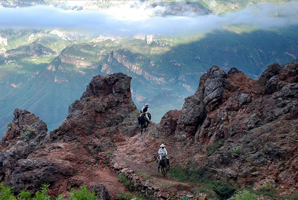 El pequeño y remoto Pueblo Mágico rodeado de alucinantes montañas al que se accede por un sinuoso camino