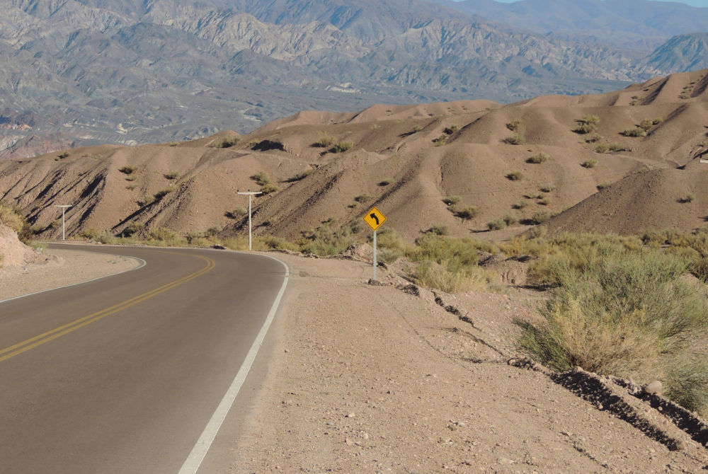 Calingasta-Montanas-1000x670 - El hermoso pueblito rodeado de montañas y naturaleza alejado de todo que debes visitar en Argentina