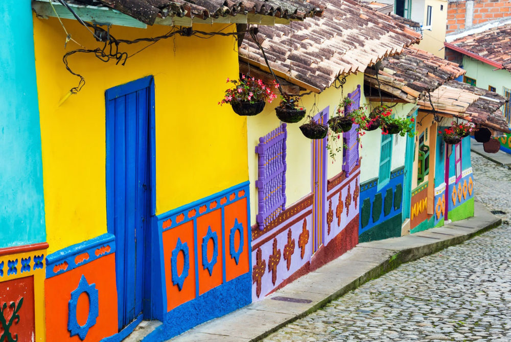 Calles-Coloridas-Bogota-1000x670 - Viajar a Colombia: los 7 mejores planes para hacer solo