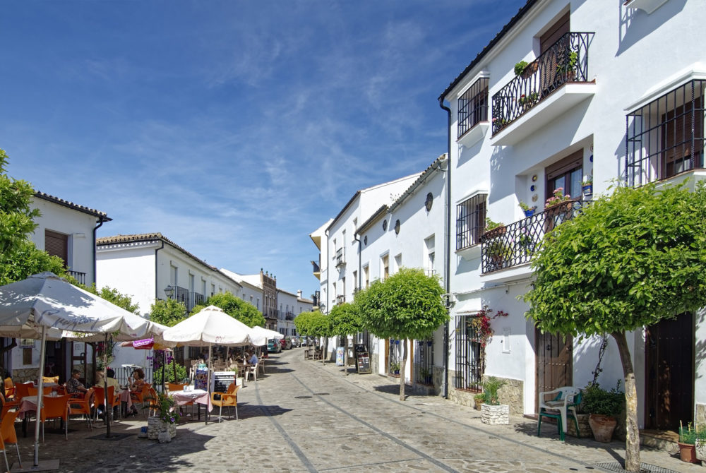 Calles-Empedradas-Zahara-1000x670 - Este hermoso Pueblo Blanco queda a 2 horas de Málaga y enamora con sus preciosas callecitas