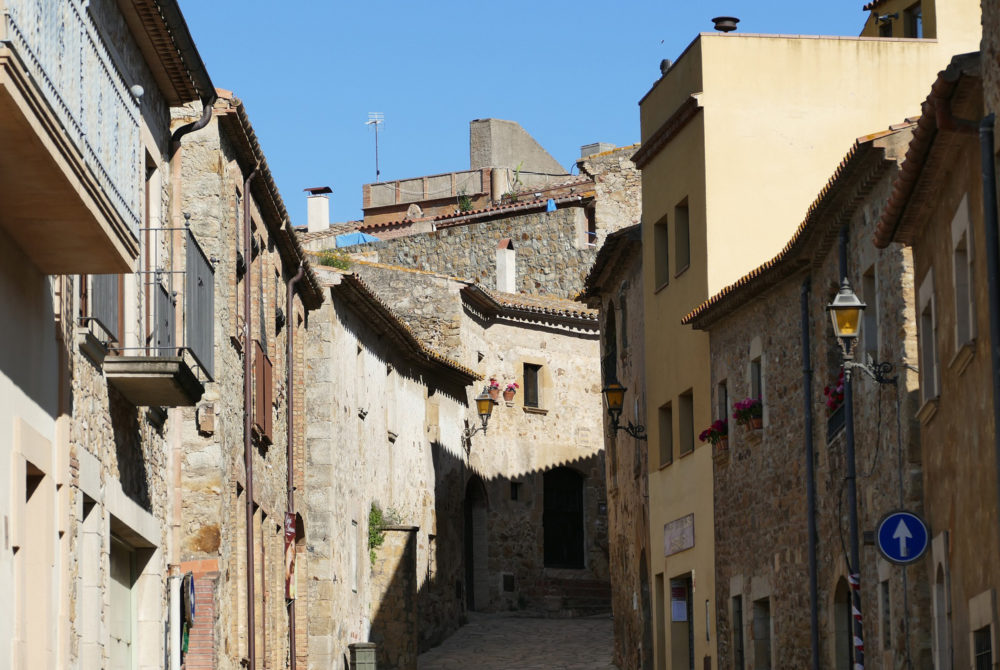 Calles-Pals-Costa-Brava-1000x670 - Destinos de lujo: 3 lugares increíbles para visitar en Costa Brava