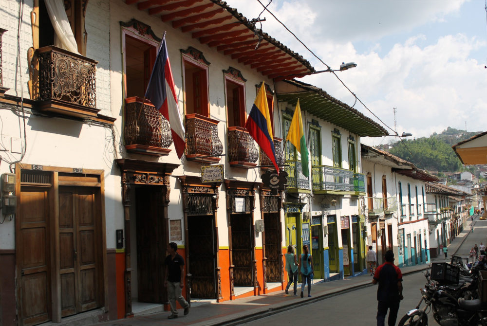 Calles-Salamina-Colombia-1000x670 - Top 3 destinos baratos de Colombia para hacer una escapada