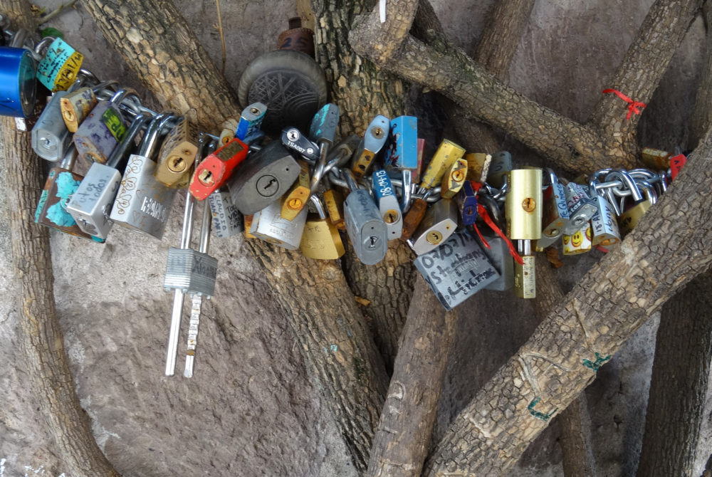 Candados-del-Amor-Morelia-1000x670 - Es la calle más hermosa de Morelia y es perfecta para celebrar San Valentín con tu pareja