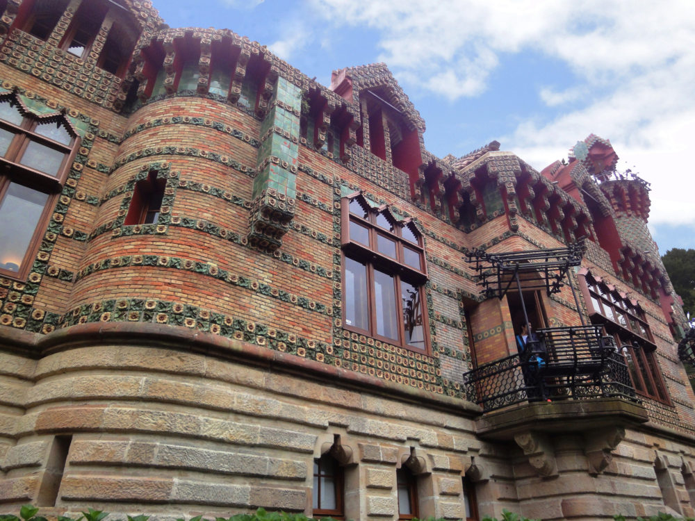 Capricho-de-Gaudi-en-pueblo-Comillas-1000x750 - Los 5 nuevos Pueblos Más Bonitos de España en 2024