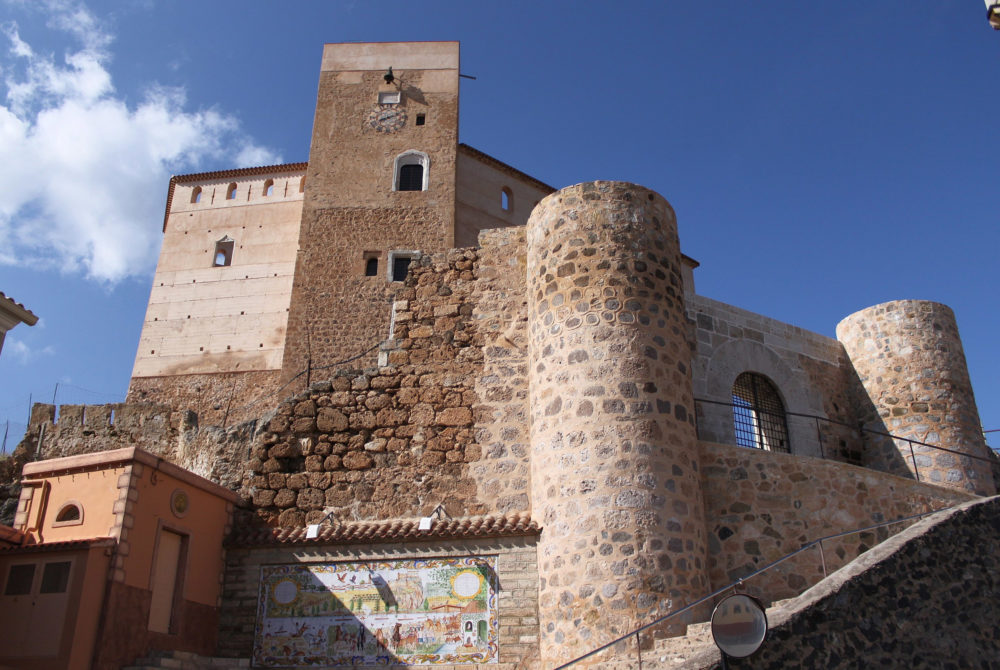 Castillo-Cofrentes-Espana-1000x670 - El bonito pueblo con alucinantes paisajes y un castillo medieval ideal para llevar a los niños
