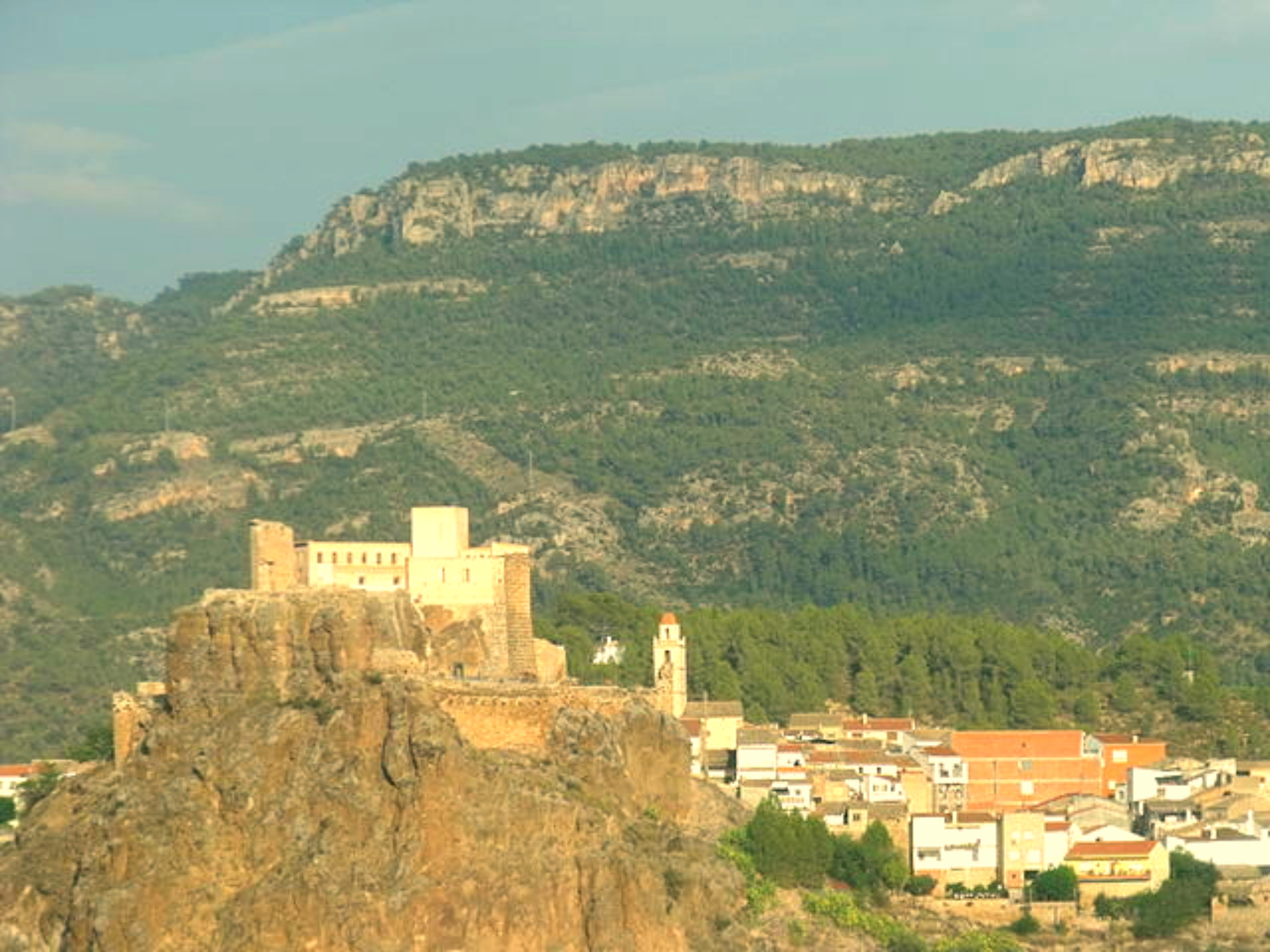 El bonito pueblo con alucinantes paisajes y un castillo medieval ideal para llevar a los niños