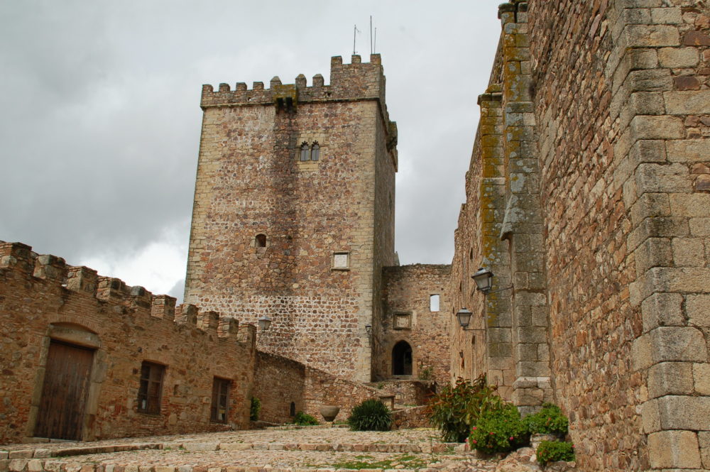Castillo_de_Alburquerque_badajoz-1000x665 - Escapadas: el llamativo castillo emplazado en una montaña a menos de una hora de Badajoz