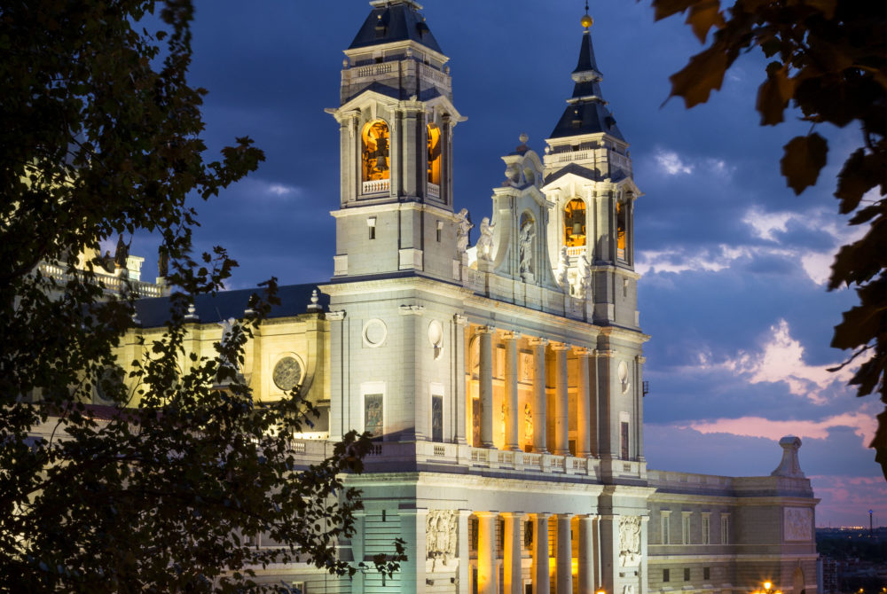 Catedral-de-Almudena-Madrid-1000x670 - Guía de viaje: 7 lugares de Madrid que no puedes dejar de visitar