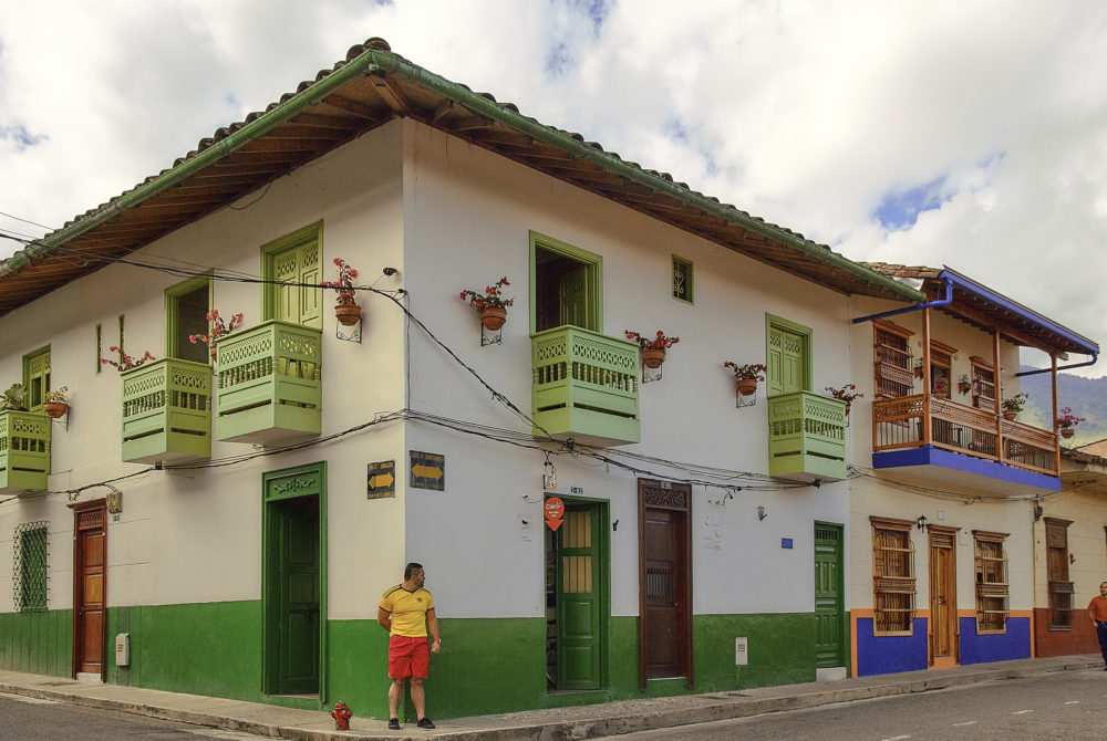 Coloridas-casas-Jardin-1000x670 - Es uno de los pueblitos más hermosos de Colombia que te enamorará con sus vibrantes colores y flores