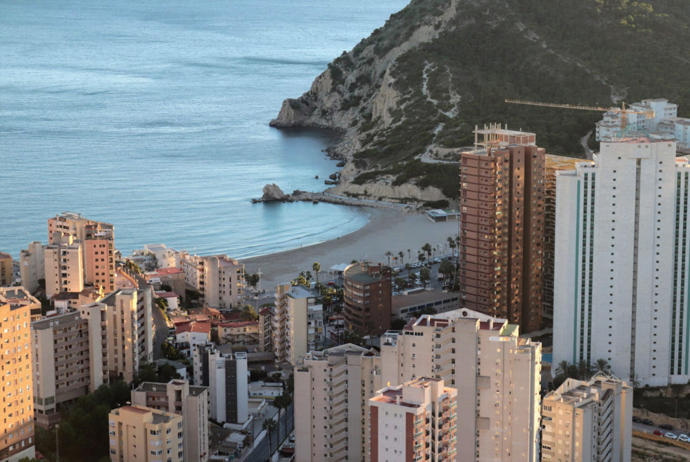 Costa-Benidorm-1000x670 - Estos son los 5 destinos más elegidos para unas vacaciones en España