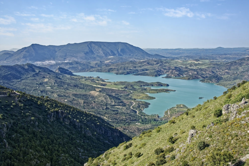 Embalse-Zahara-de-la-Sierra-1000x670 - Este hermoso Pueblo Blanco queda a 2 horas de Málaga y enamora con sus preciosas callecitas