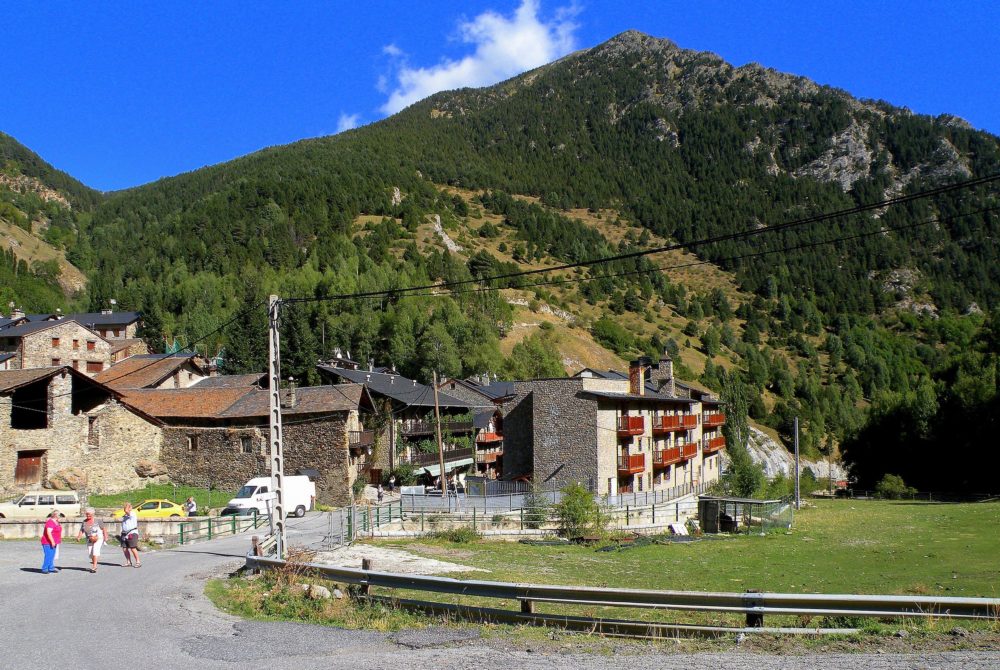 Entrada-Os-De-Civis-1000x670 - El misterioso pueblo de España con menos de 80 habitantes al que solo se puede llegar desde Andorra