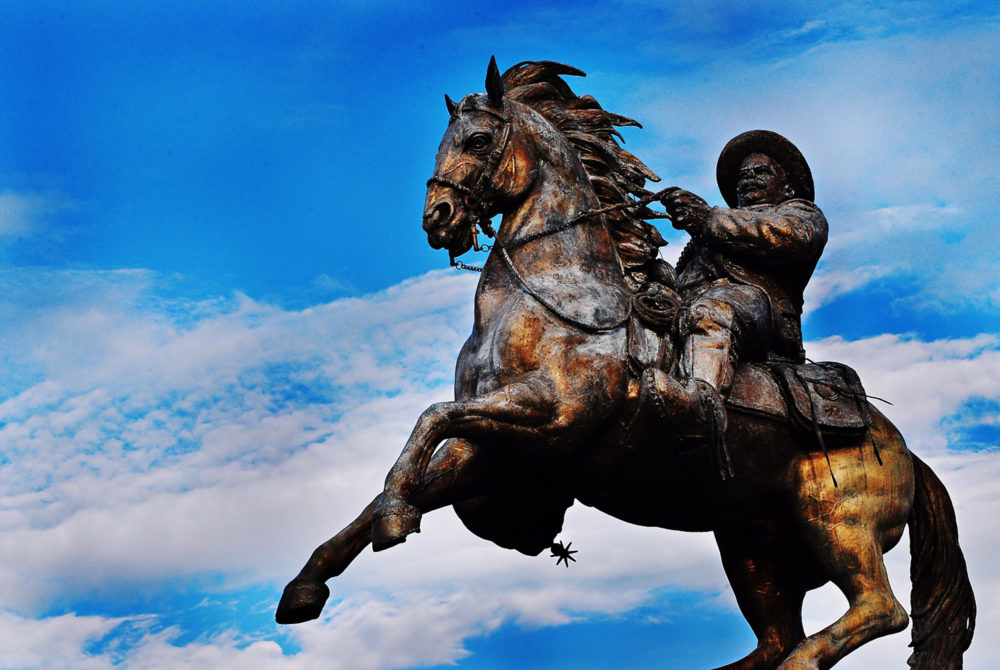 Estatua-Pancho-Villa-1000x670 - El exótico lugar con aguas termales en el que se escondió Pancho Villa que es patrimonio histórico de la revolución mexicana