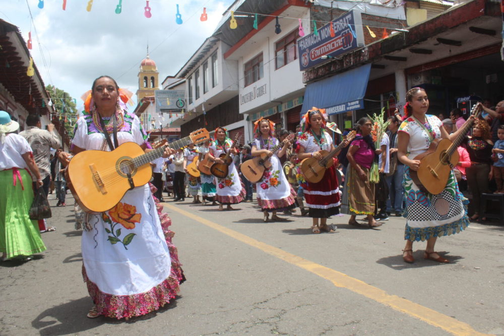 Feria-de-la-Guitarra-de-Paracho-3-scaled-1-1000x667 - Este Pueblo Mágico es la capital mundial de la guitarra, está a 2 horas de Morelia y debes conocerlo