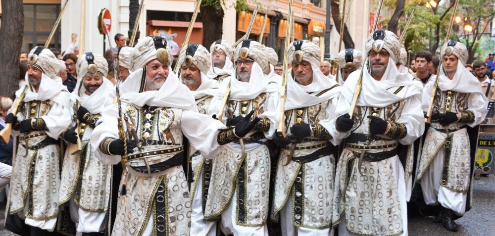 Festival-Moros-Y-Cristianos-1000x477 - Es uno de los pueblos más bonitos de España, está a 90 minutos de Almería y tiene callecitas imperdibles