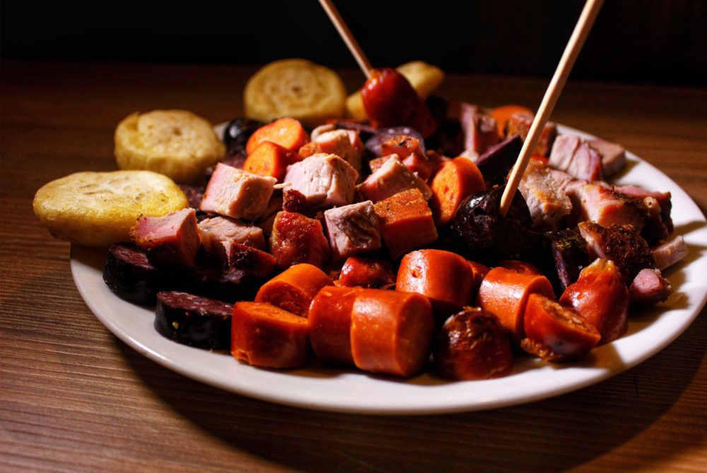 Fritanga-1000x670 - 5 platos típicos de Bogotá para degustar si viajas a Colombia