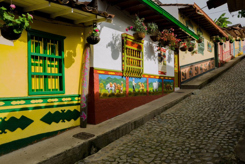 Guatape-Casas-1000x670 - El precioso pueblo a 2 horas de Medellín con las casas más coloridas y rodeado de montañas