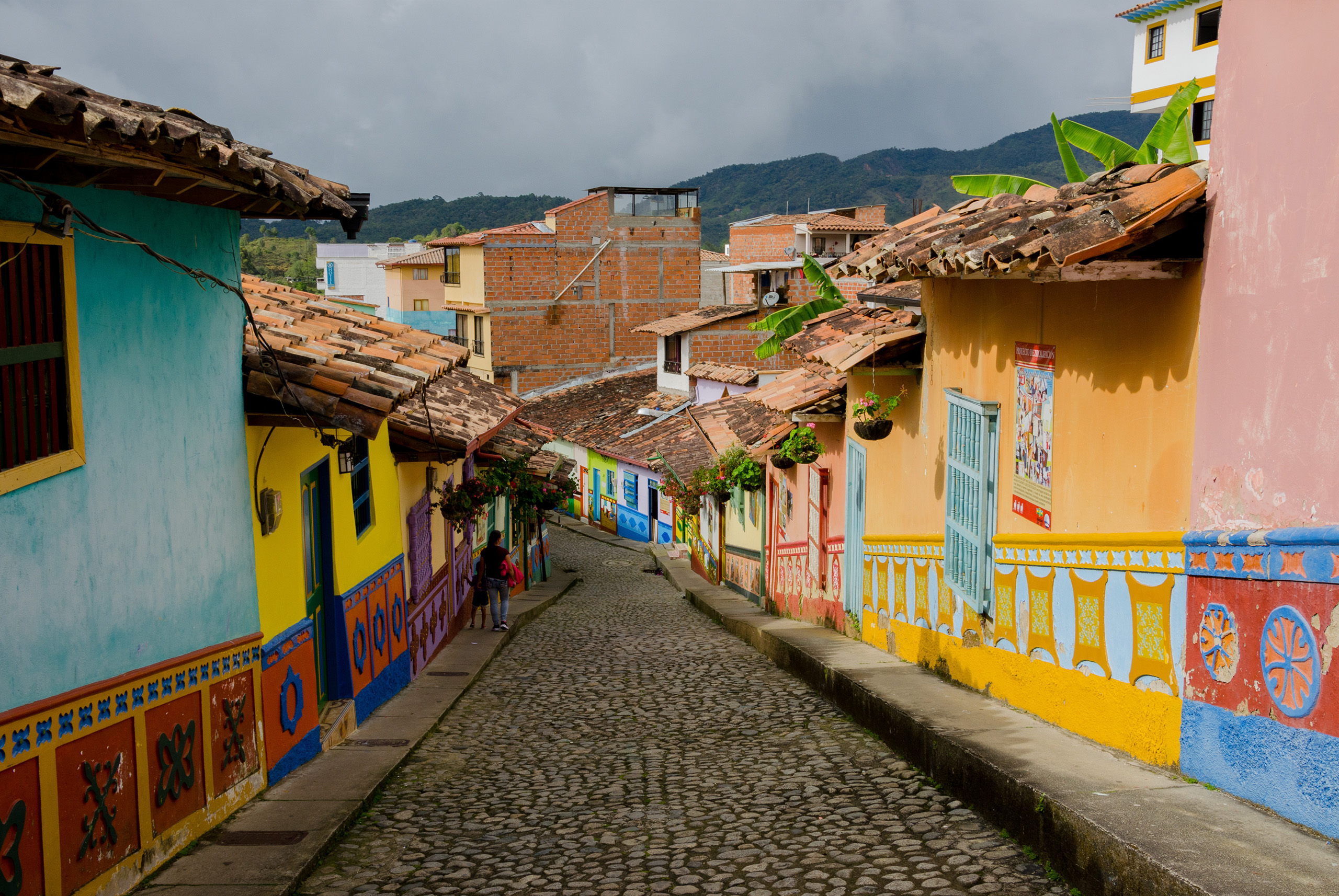 El precioso pueblo a 2 horas de Medellín con las casas más coloridas y rodeado de montañas
