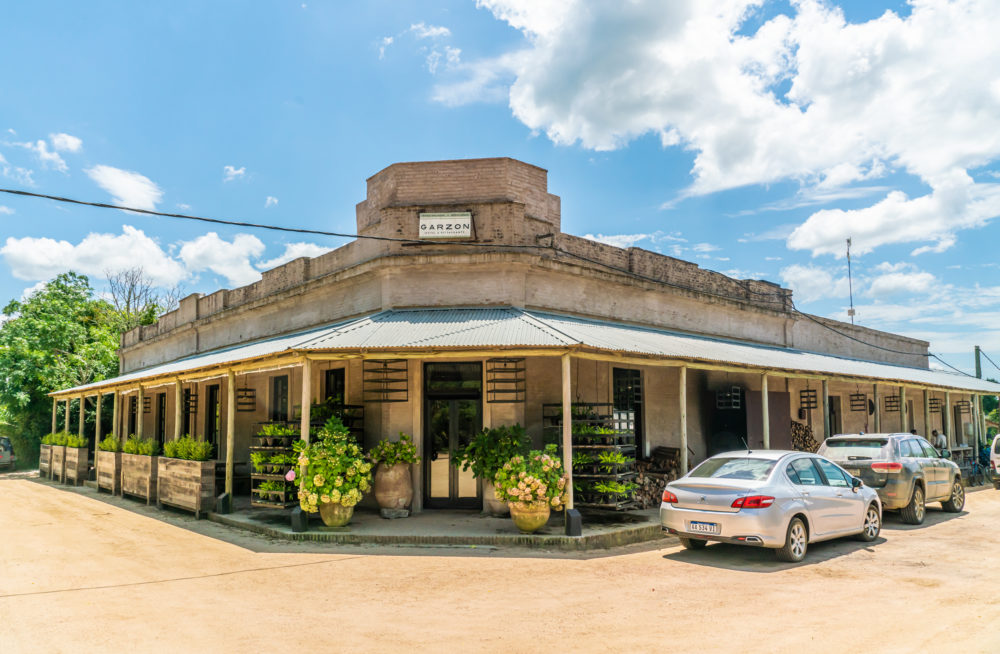 Hotel-y-Restaurante-Garzon-IStock-1000x654 - Irresistible normalidad: Pueblo Garzón, en Uruguay