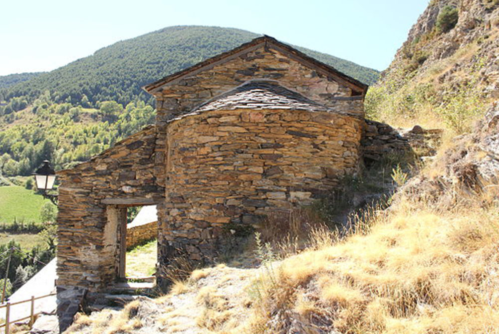 Iglesia-San-Miquel-1000x670 - El diminuto pueblo de Andorra que está pegado a España y es un verdadero viaje al pasado