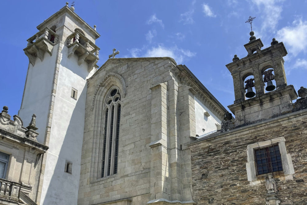 Iglesia-San-Pedro-1000x670 - La increíble ciudad de Galicia que tiene la muralla romana mejor conservada de Europa