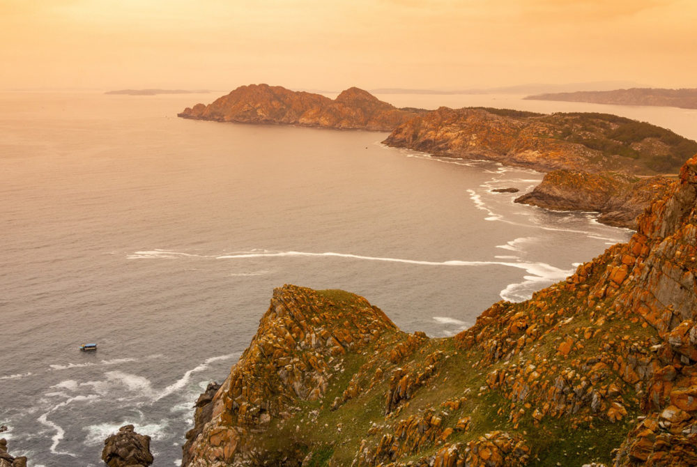 Isla-Cies-Galicia-1000x670 - Guía de viaje: 4 lugares imperdibles de Galicia que te impactarán