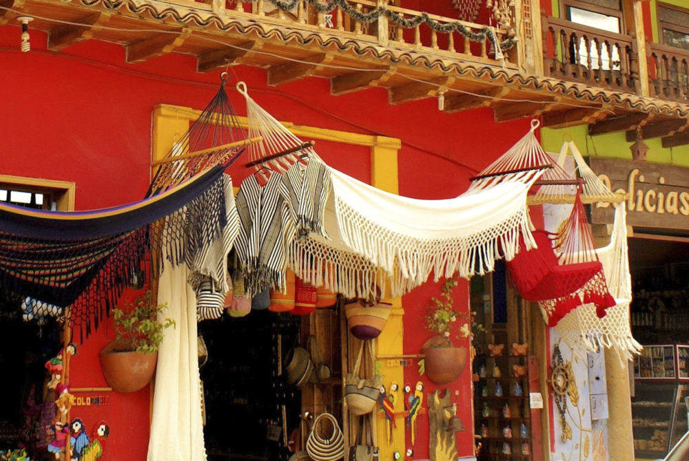 Local-Raquira-Colombia-1000x670 - El pueblo con hermosos colores y preciosas artesanías a 3 horas de Bogotá